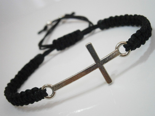 Černý náramek s křížkem (macramé) — foto 3