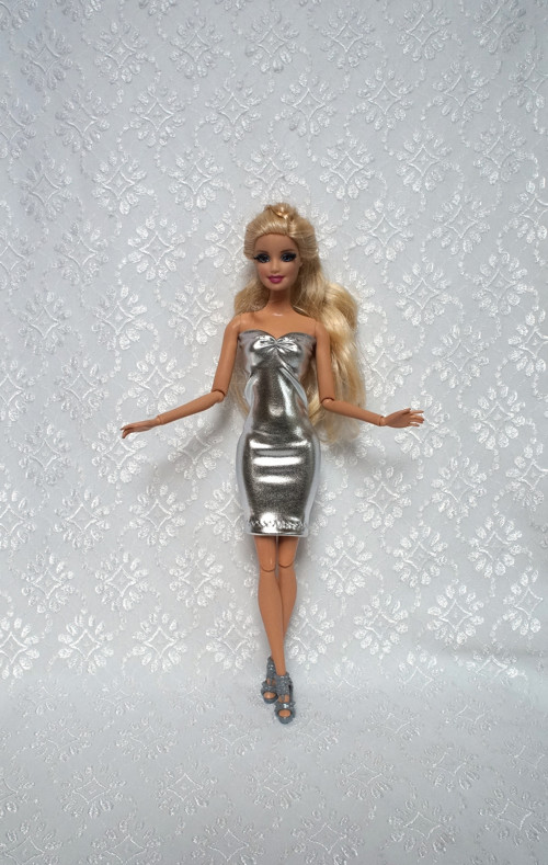 Stříbrné šaty + botičky — foto 2