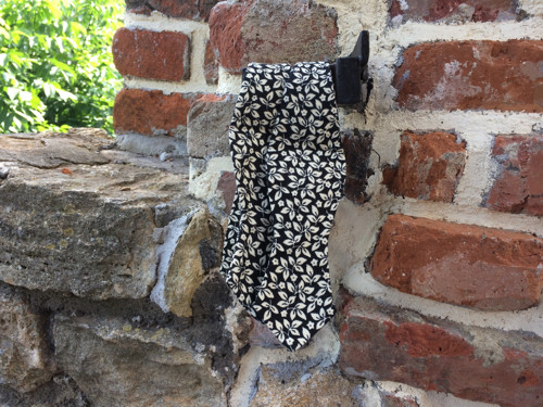 Černý vázací motýlek s květy — foto 3