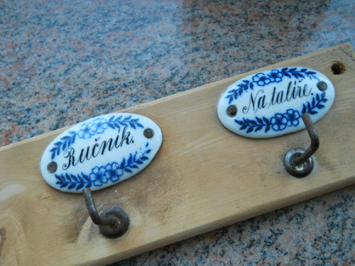 Věšák a porcelánové štítky — foto 2