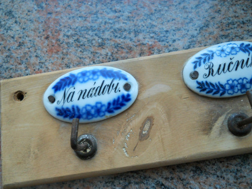 Věšák a porcelánové štítky — foto 3