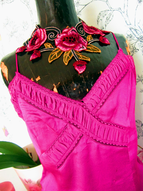 Šaty fuchsia ala negližé — foto 2
