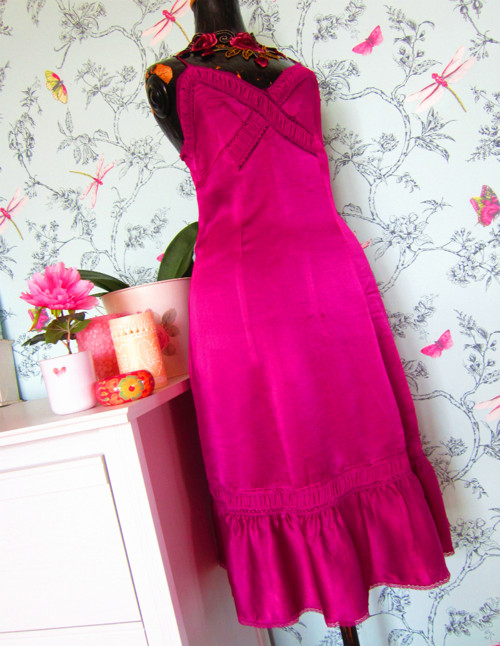 Šaty fuchsia ala negližé — foto 3