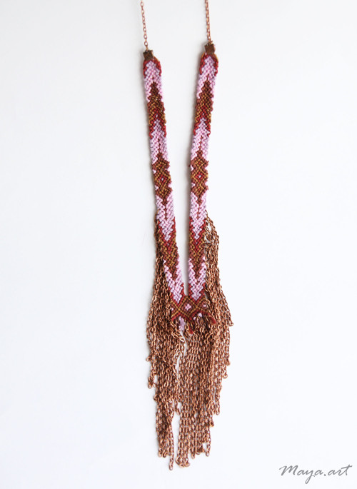 Růžovohnědý náhrdelník MACRAMÉ NECKLACE — foto 3
