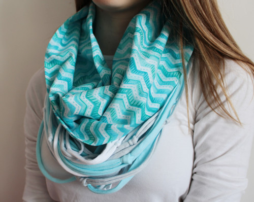 Šňůrkový šál/nákrčník CHEVRON BLUE — foto 2