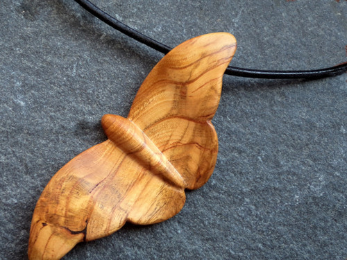 Dřevěný šperk - motýl — foto 2