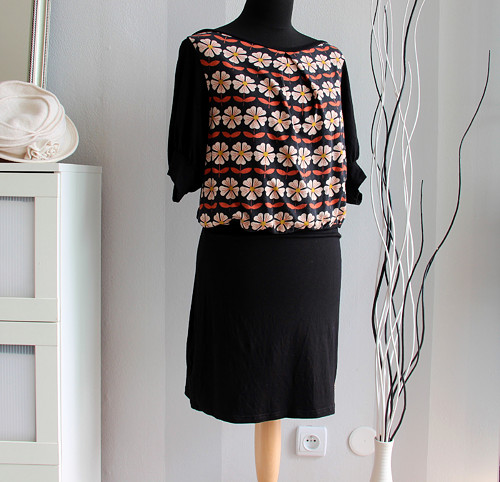 Veselé retro šatičky s květy — foto 3