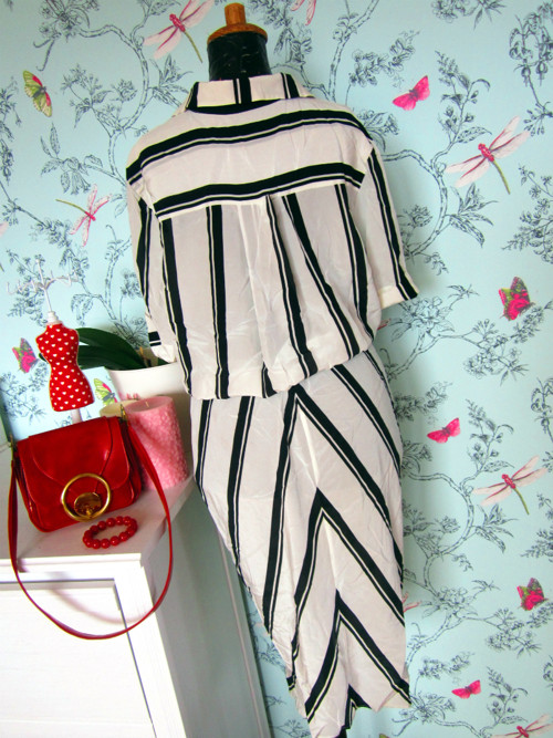 Šaty black&white stripes hedvábné — foto 4