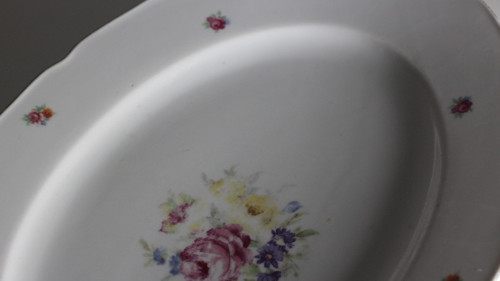 Porcelánový tác poset růžemi — foto 2