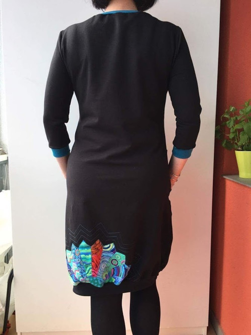 Úpletové šaty s patchwork aplikací smaragd — foto 2