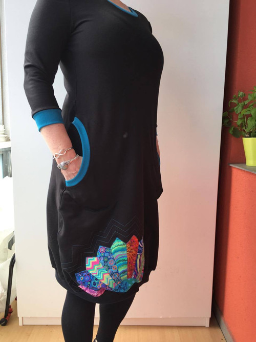 Úpletové šaty s patchwork aplikací smaragd — foto 3