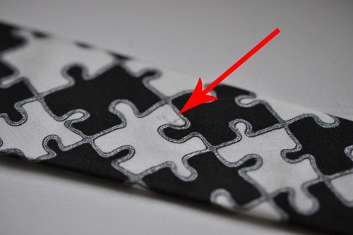 Hedvábná kravata - černobílé puzzle SLEVA — foto 3