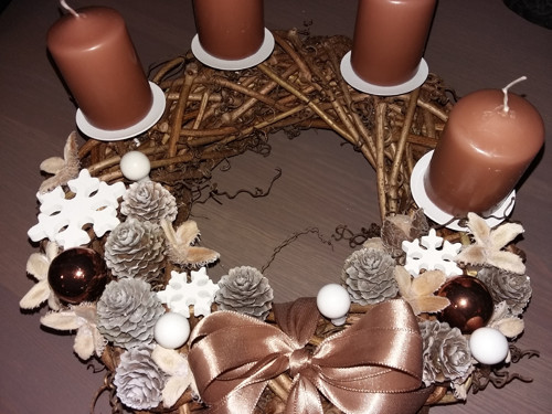 ADVENTNÍ VĚNEC SKOŘICOVĚ/BÍLÝ průměr 26 cm — foto 3