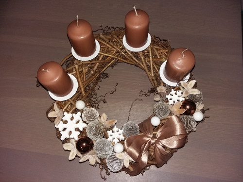 ADVENTNÍ VĚNEC SKOŘICOVĚ/BÍLÝ průměr 26 cm — foto 4