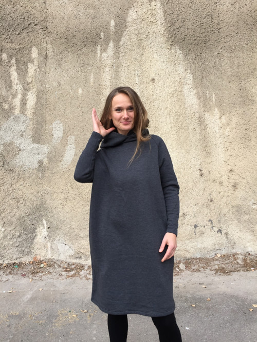 Šedá mikina- šaty s kapucí — foto 2