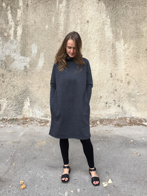 Šedá mikina- šaty s kapucí — foto 3