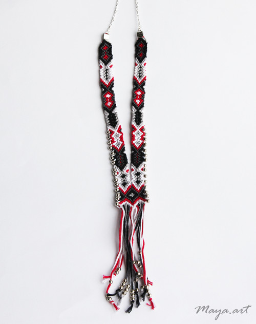 Čenobíločervený náhrdelník MACRAMÉ NECKLACE — foto 3