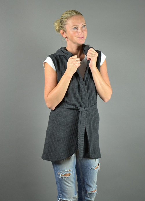 Šedá vesta — foto 2