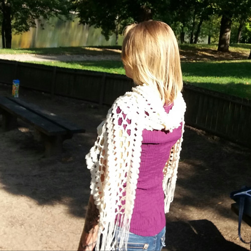Háčkovaná šála s třásněmi — foto 3