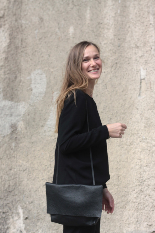Kožená minimalistická kabelka, černá — foto 4