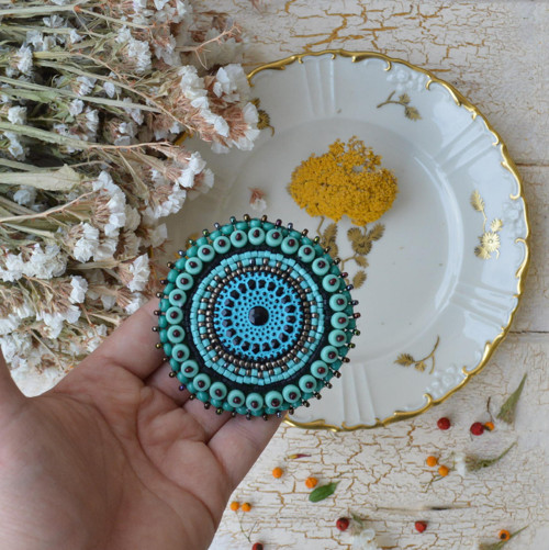 Turquoise mandala - vyšívaná brož — foto 3