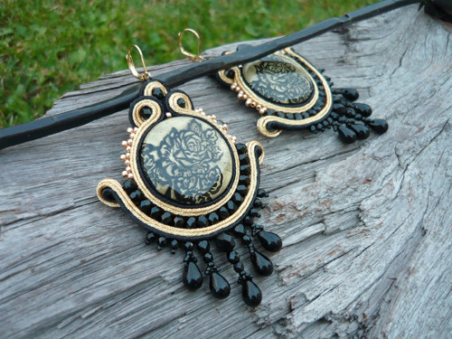 Soutache náušnice Black Rose in Gold — foto 2