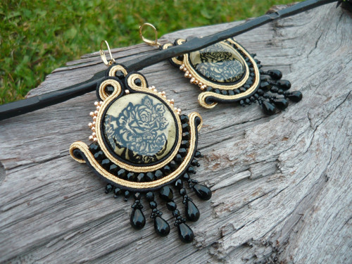 Soutache náušnice Black Rose in Gold — foto 3