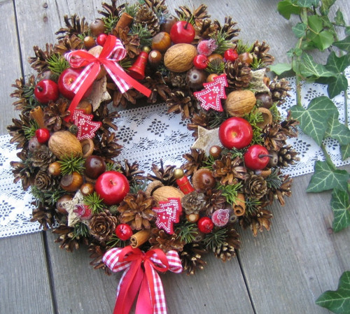 Adventní věneček v klasických barvách — foto 2