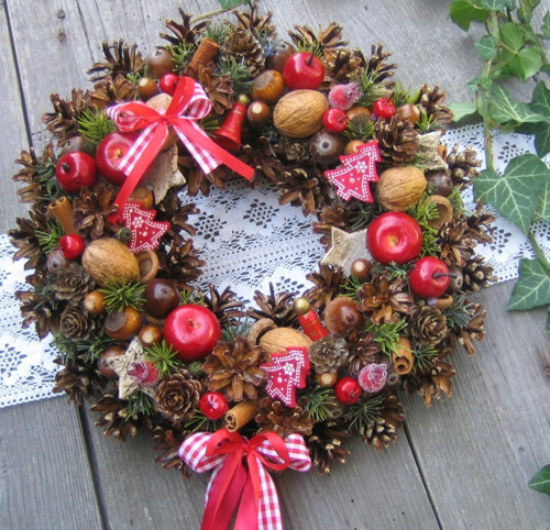Adventní věneček v klasických barvách — foto 3