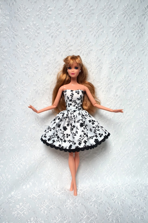 Bílo-černé šaty — foto 2