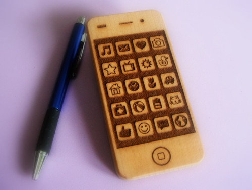 Mobilní telefon ze dřeva — foto 2