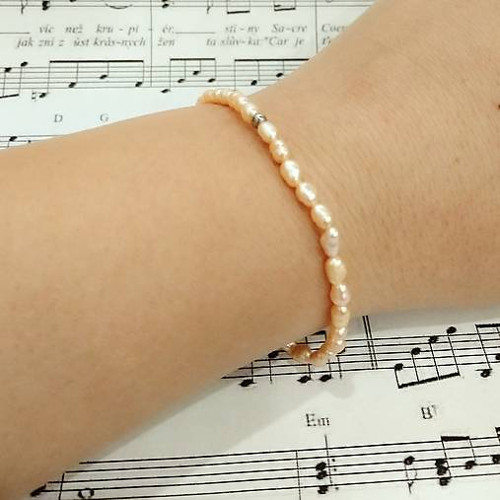 Elastický náramok zo sladkovodných perál Peach — foto 4