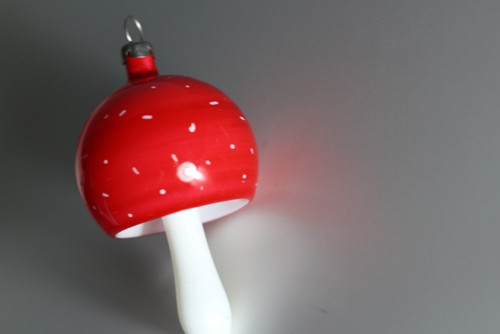 Skleněná okrasa na stromek muchomůrka — foto 3