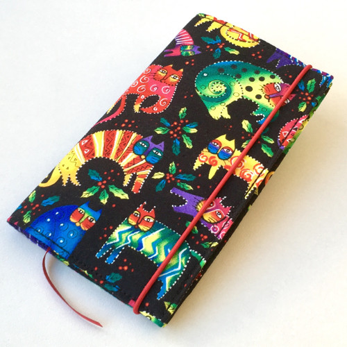 Kočičky na černé-diář s kapsičkami (čtrnáctidenní) — foto 2