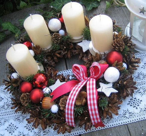 Adventní věneček s baňkami — foto 2