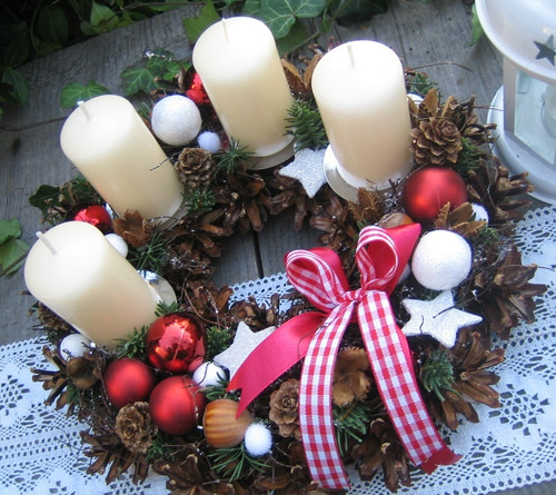 Adventní věneček s baňkami — foto 4