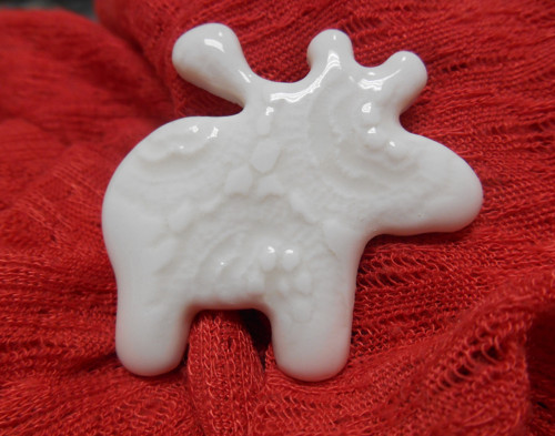 Porcelánová brož. Sobík. — foto 2