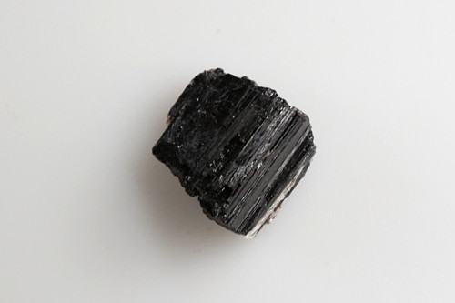 Turmalín skoryl 1,9 cm — foto 2