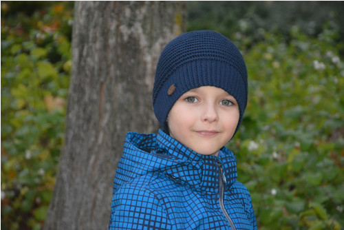 Ručně háčkovaná modrá čepička. — foto 3