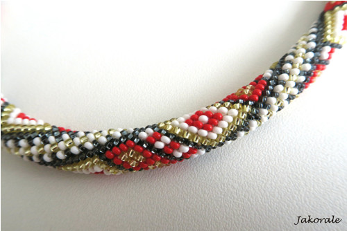 Háčkovaný náhrdelník elegantní geometrie — foto 3