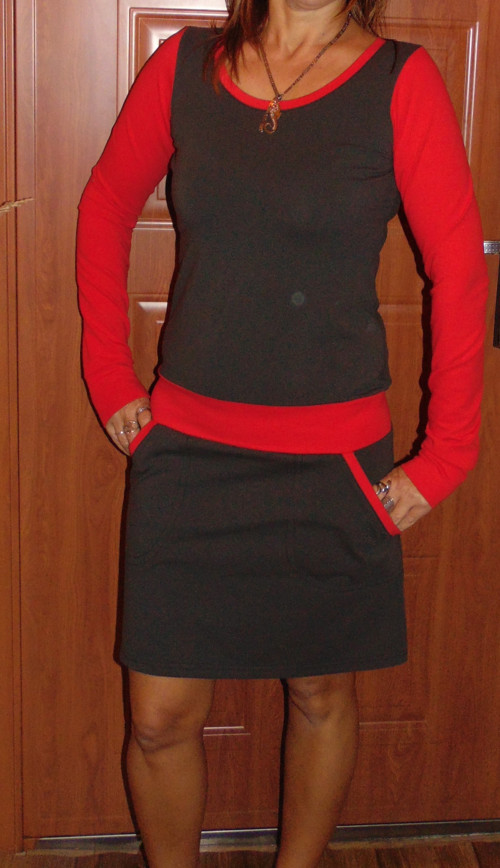 Šaty TMAVĚ ŠEDÉ S ČERVENOU — foto 2