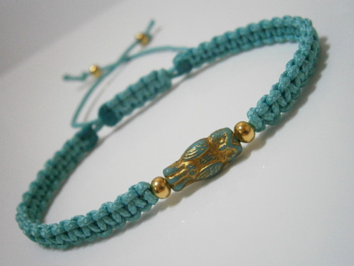 Tyrkysový náramek se sovičkou (macramé) - Unisex — foto 2