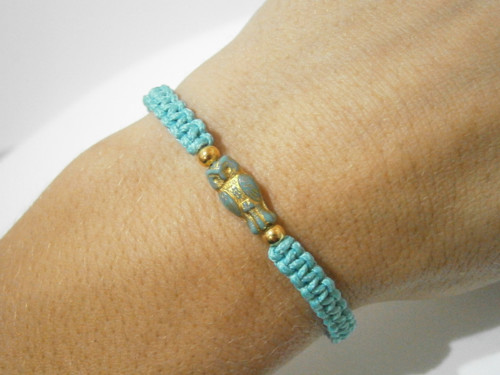 Tyrkysový náramek se sovičkou (macramé) - Unisex — foto 3