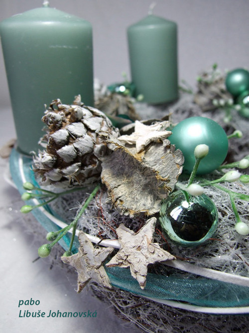 Adventní věnec v chladných tónech — foto 3