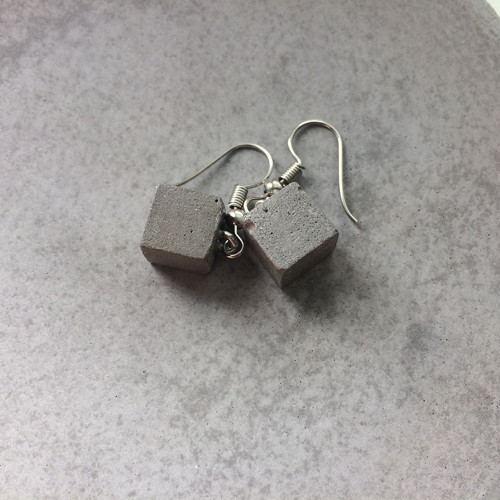 Betónové visiace náušnice Cube Gray (kocka) — foto 2