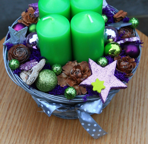 Veselý a barevný adventní svícen — foto 3