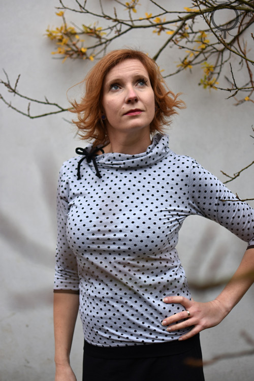 Šedé puntíkaté se stojákem, vel. M — foto 2