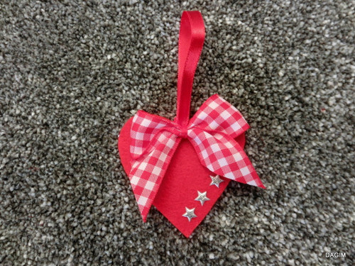 Vánoční ozdoby z plsti-červené srdíčka — foto 2