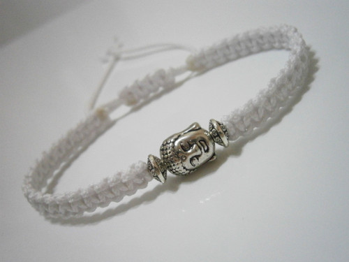 Bílý náramek s Buddhou (macramé) — foto 2