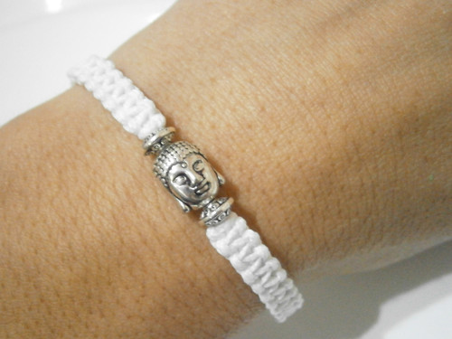 Bílý náramek s Buddhou (macramé) — foto 3